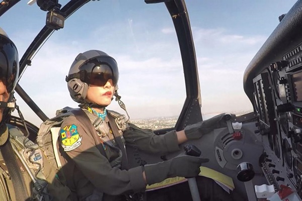 Hình ảnh Hoàng quý phi Thái mặc quân phục, áo croptop gây bão mạng-4