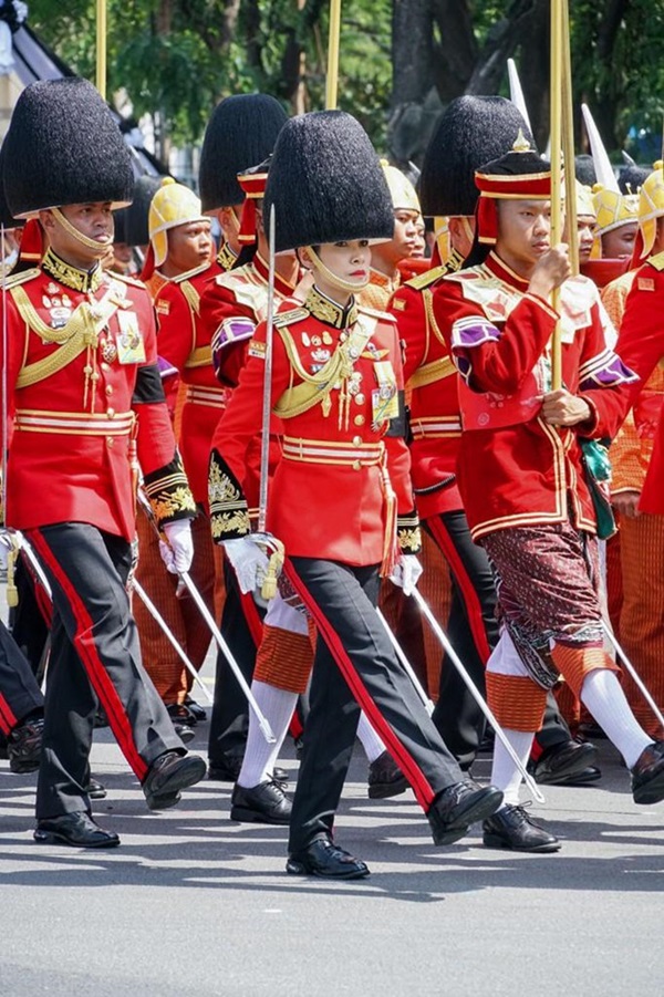 Hình ảnh Hoàng quý phi Thái mặc quân phục, áo croptop gây bão mạng-8