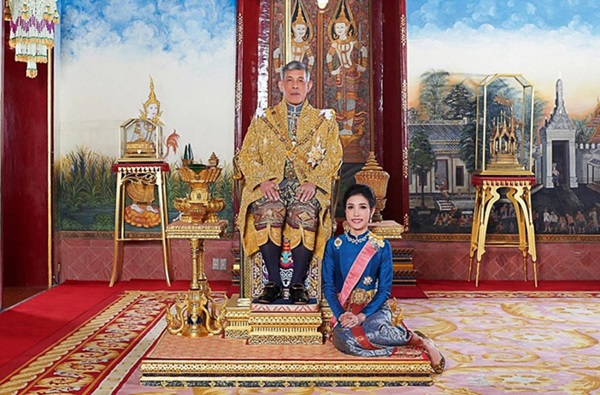Hình ảnh Hoàng quý phi Thái mặc quân phục, áo croptop gây bão mạng-9