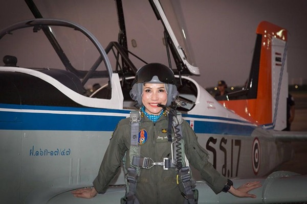 Hình ảnh Hoàng quý phi Thái mặc quân phục, áo croptop gây bão mạng-12