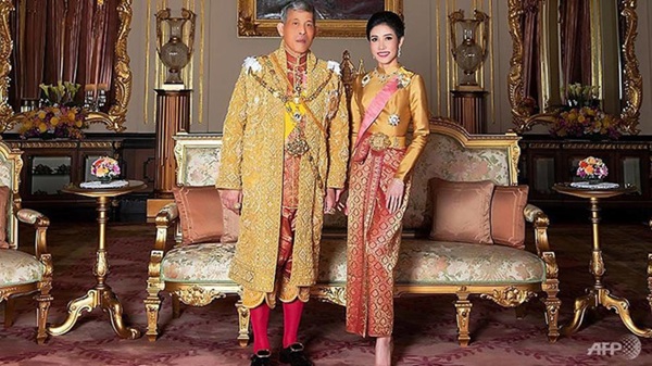 Hình ảnh Hoàng quý phi Thái mặc quân phục, áo croptop gây bão mạng-13