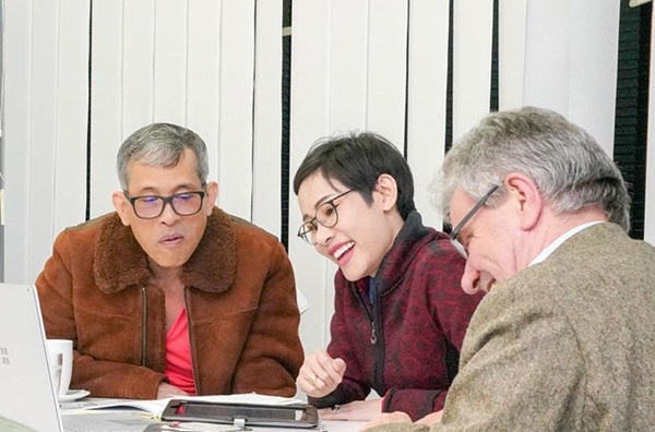 Hình ảnh Hoàng quý phi Thái mặc quân phục, áo croptop gây bão mạng-15