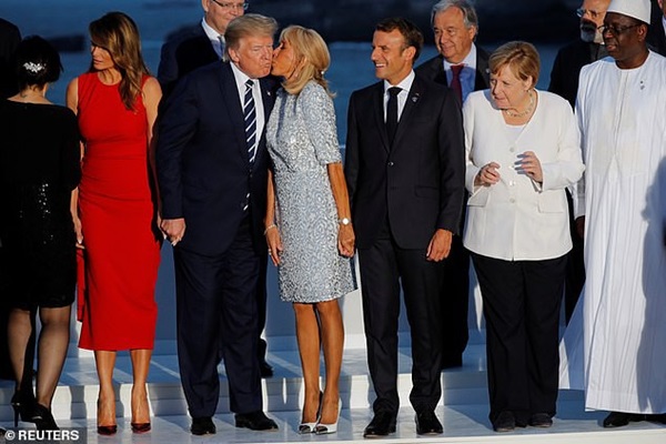 Vẻ mặt của ông Donald Trump khi vợ có hành động thân mật với người khác khiến cư dân mạng thích thú-1