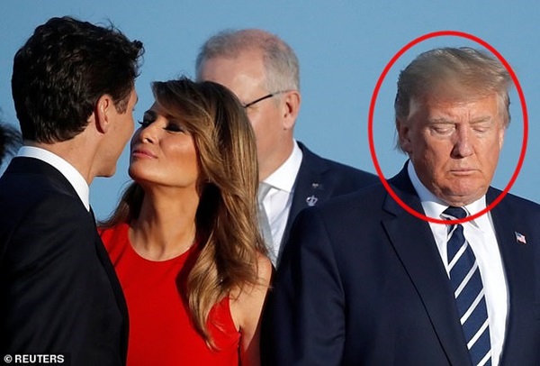 Vẻ mặt của ông Donald Trump khi vợ có hành động thân mật với người khác khiến cư dân mạng thích thú-2