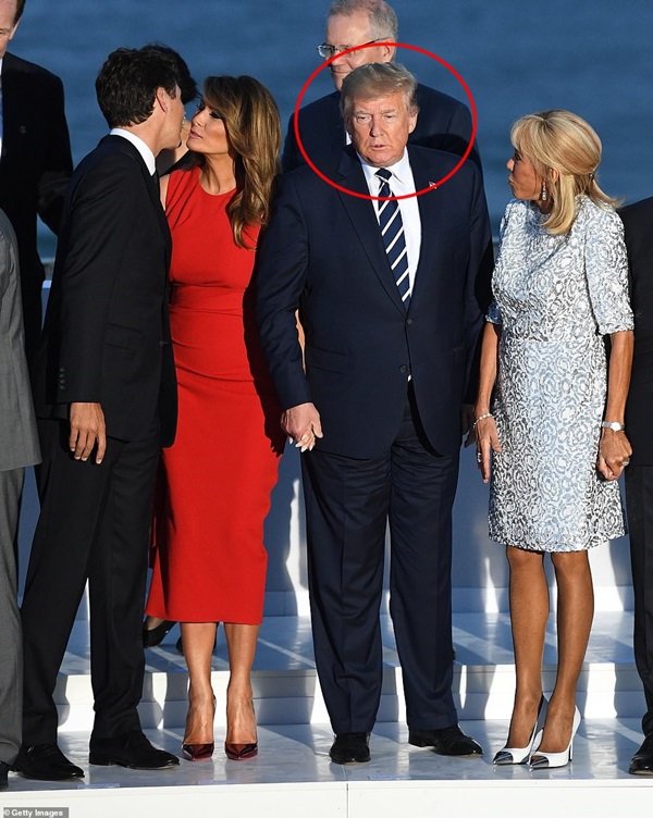 Vẻ mặt của ông Donald Trump khi vợ có hành động thân mật với người khác khiến cư dân mạng thích thú-3