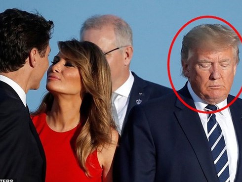Vẻ mặt của ông Donald Trump khi vợ có hành động thân mật với người khác khiến cư dân mạng thích thú