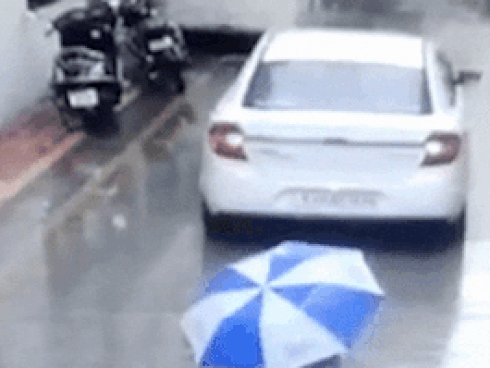 Bị xe chở hàng đè lên người, tài xế thoát chết thần kỳ-1