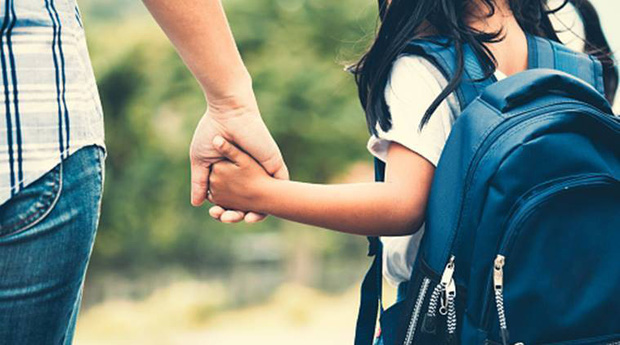 Đỡ cậu bé bị ngã, anh nhân viên cứu hộ bị ông bố nặng lời mắng nhiếc và bài học dạy con những điều không hoàn hảo-1