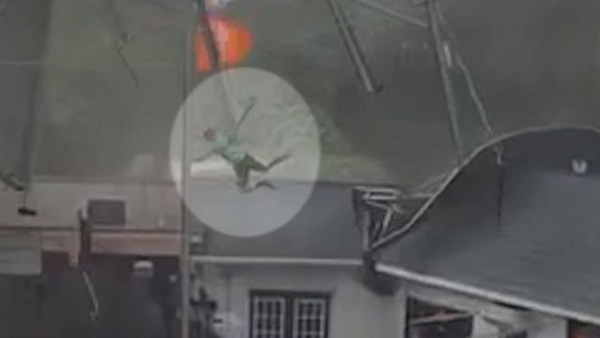 Vừa hay tin cuồng phong bão tố kéo đến, 2 nhân viên nhà hàng trở tay không kịp bị cuốn bay lên không trung 6m, tạo nên cảnh tượng như phim-2