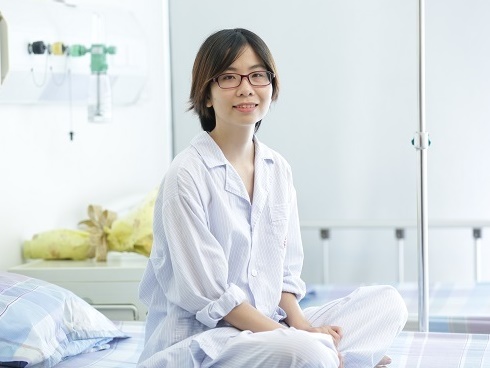 Hình ảnh bé gái 5 tuổi chăm sóc em trai bị ung thư máu lấy đi nước mắt triệu người-5