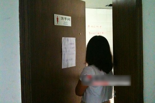 Con gái luôn khóa kín cửa lúc thay quần áo, mẹ lén nhìn thì bật khóc trước cảnh tượng ấy-1