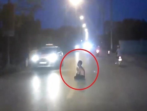 Lái ôtô bất ngờ khi thấy người đàn ông ngồi giữa đường tụng kinh