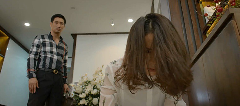 Hoa hồng trên ngực trái: Lộ cảnh Khuê bị chồng tát lật mặt xong vẫn ra lệnh nấu cơm đi!-5