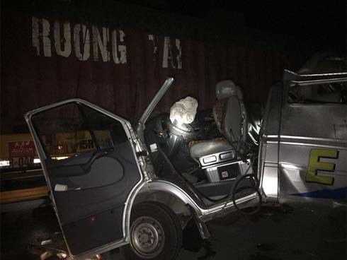 Xe khách đâm vào đuôi container đang đánh lái vào lề đường, 16 người nhập viện trong đêm