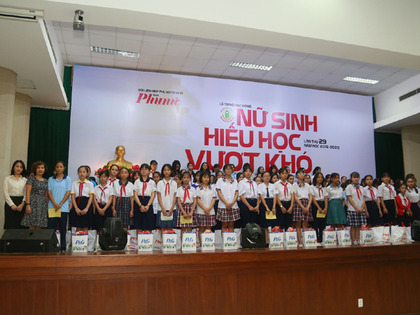 Công ty P&G Việt Nam trao học bổng cho học sinh nghèo hiếu học-1