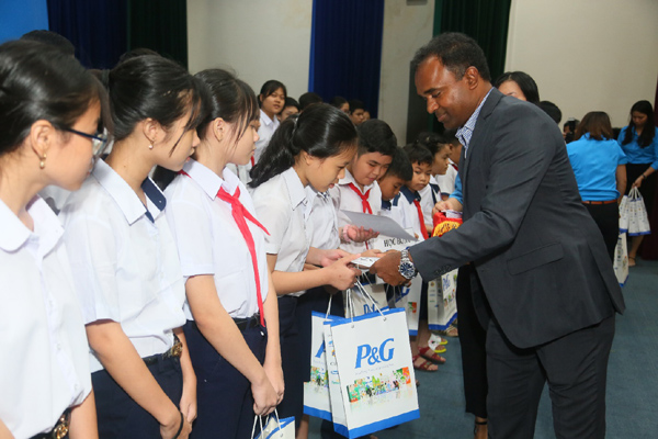 Công ty P&G Việt Nam trao học bổng cho học sinh nghèo hiếu học-2