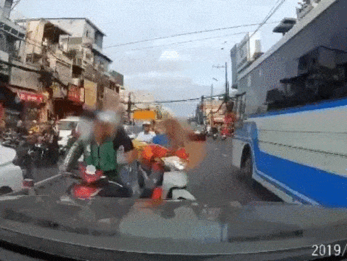 Thanh niên đi xe máy ôm cua tốc độ cao tông thẳng vào đầu ôtô-1