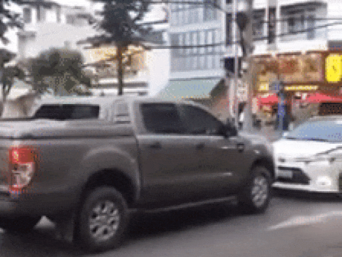 Cố tình đi ngược chiều tài xế bị đáp trả cực gắt ngay trên phố