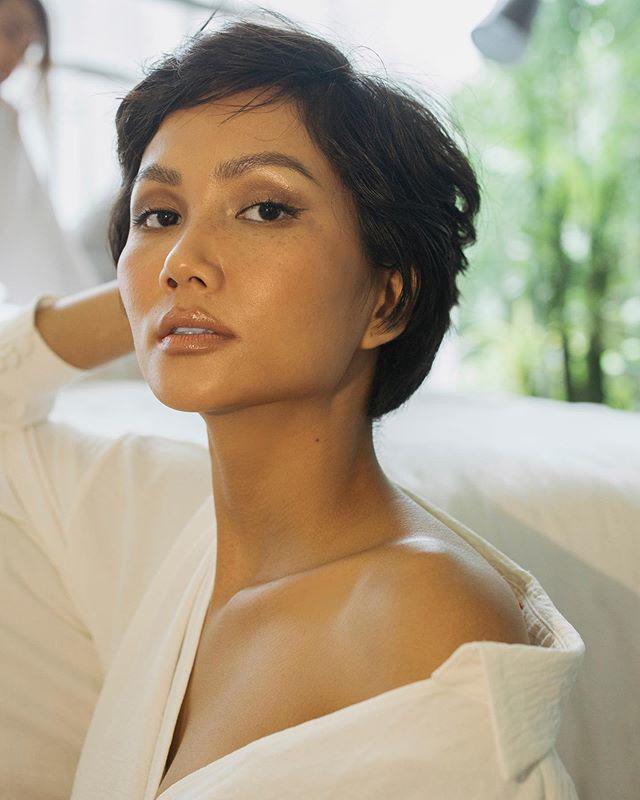 Khoe mặt mộc sương sương”, H’Hen Niê lại gây chú ý vì kiểu makeup tàn nhang giả cực tây-8