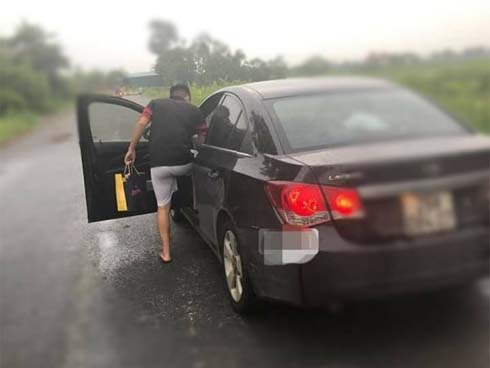 CLIP: Thanh tra giao thông bám vào cửa xe tải, tài xế vẫn nhấn ga lao vun vút-2