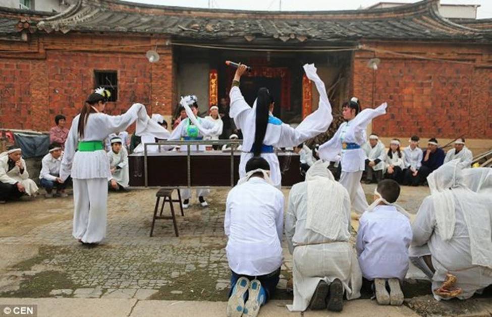 Lạ đời: Mặc áo trắng, khóc vật vã hết cỡ... kiếm gần chục triệu tưởng đùa-3