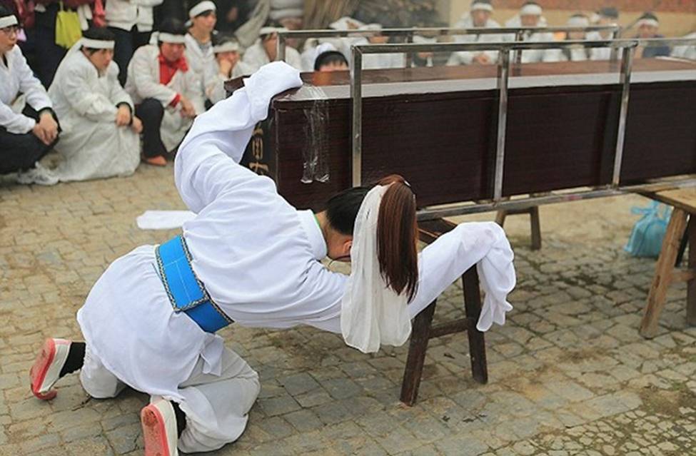 Lạ đời: Mặc áo trắng, khóc vật vã hết cỡ... kiếm gần chục triệu tưởng đùa-6