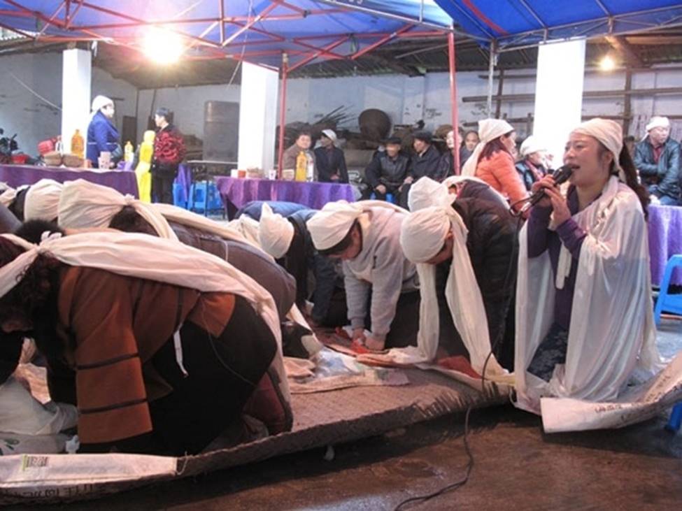 Lạ đời: Mặc áo trắng, khóc vật vã hết cỡ... kiếm gần chục triệu tưởng đùa-7