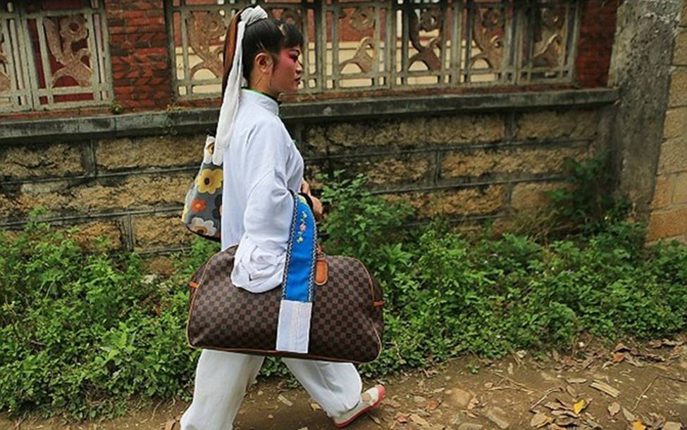 Lạ đời: Mặc áo trắng, khóc vật vã hết cỡ... kiếm gần chục triệu tưởng đùa-10