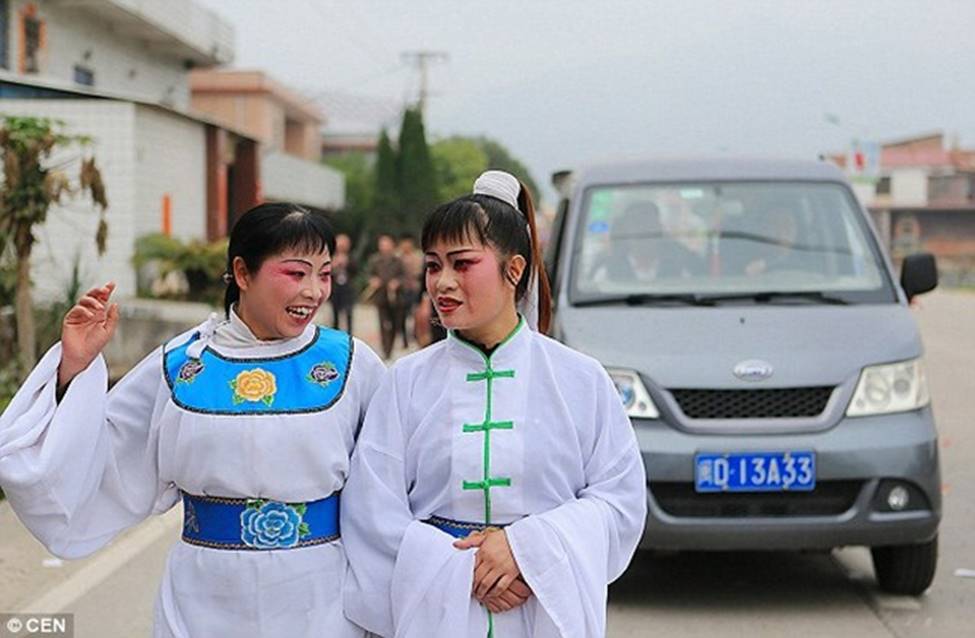 Lạ đời: Mặc áo trắng, khóc vật vã hết cỡ... kiếm gần chục triệu tưởng đùa-11