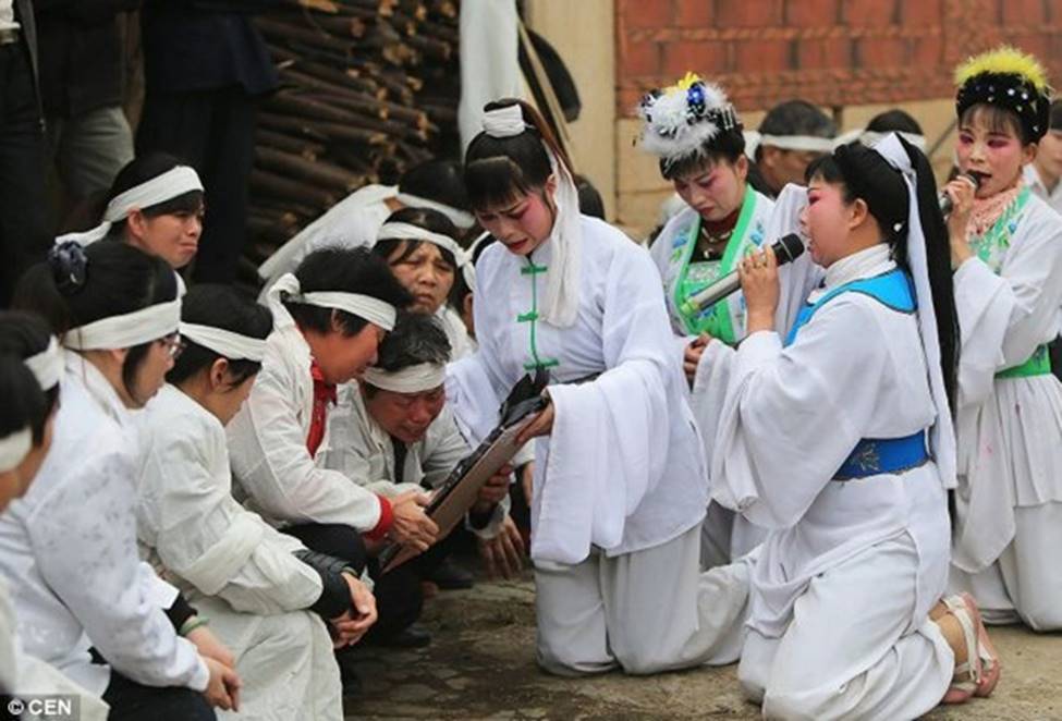 Lạ đời: Mặc áo trắng, khóc vật vã hết cỡ... kiếm gần chục triệu tưởng đùa-12