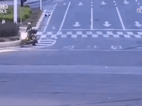 Bị xe chở hàng đè lên người, tài xế thoát chết thần kỳ