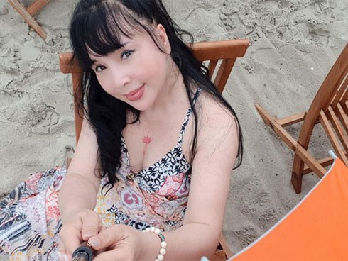 Khó nhận ra “em bé Hà Nội” Lan Hương một thời: Gương mặt khác lạ, vòng 1 o ép căng đầy ở tuổi 56