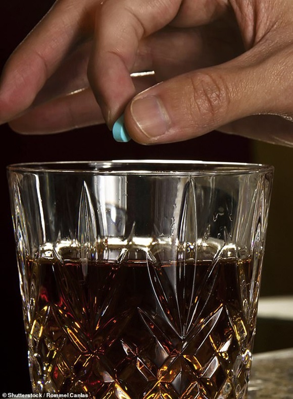 Địa ngục trần gian của người phụ nữ 10 năm trời làm nô lệ tình dục cho những gã đàn ông để chồng ngồi xem-2