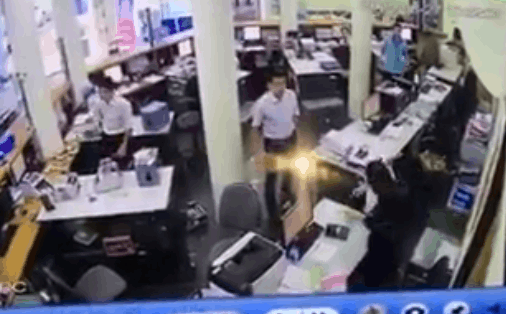 Clip vụ cướp tiền ở Lào Cai: Nữ nhân viên bị kề dao sát cổ khi đang chui dưới gầm bàn-1