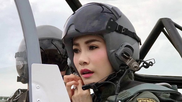 Hoàng hậu Thái Lan cực chất trong loạt khoảnh khắc đời thường, tình cảm mặn nồng với chồng không hề kém cạnh Hoàng quý phi-1