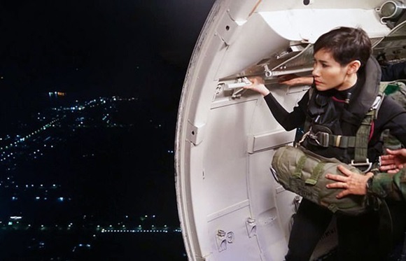 Hoàng hậu Thái Lan cực chất trong loạt khoảnh khắc đời thường, tình cảm mặn nồng với chồng không hề kém cạnh Hoàng quý phi-2