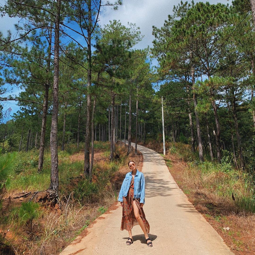 Vụ đụng hàng của 2 nàng tỉ muội Vbiz: Người 2 con khoe chân triệt để, kẻ độc thân mặc kín bất ngờ-1