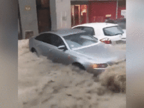 Nước mưa tràn vào trung tâm mua sắm Trung Quốc, cuốn trôi người phụ nữ-1