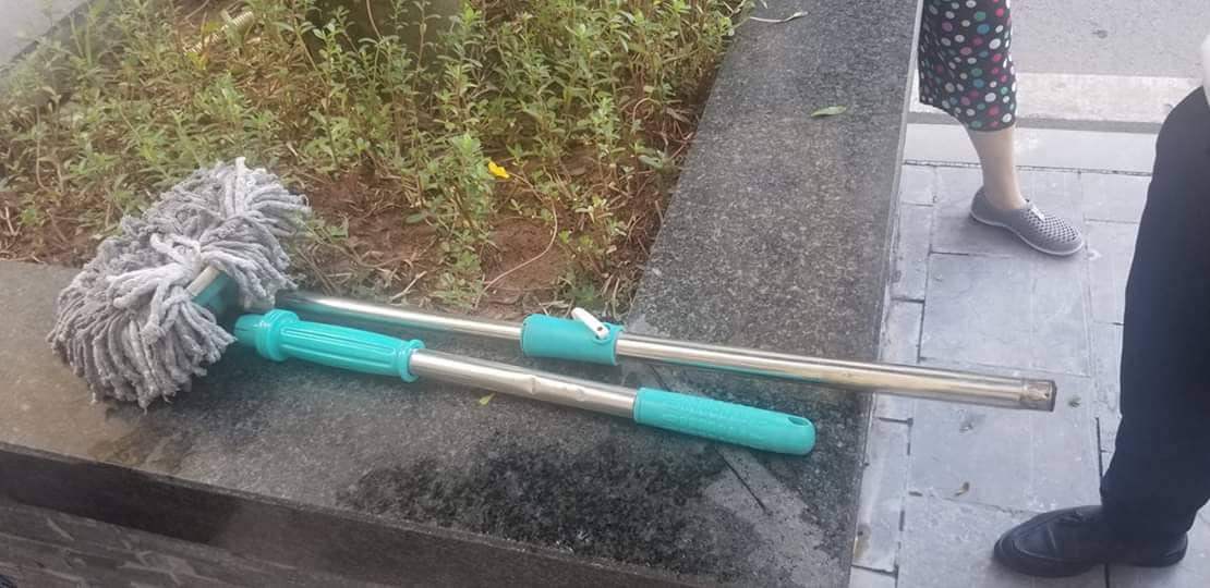 Cây lau nhà từ tầng 17 rơi trúng đầu bé trai đang đi chơi với bà dưới sân chung cư-1