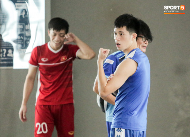 Văn Lâm phải chỉnh động tác, Văn Đức nhăn mặt với bài tập của bác sĩ Hàn Quốc-7