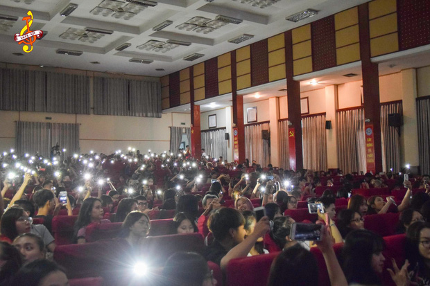 Học chính trị đầu khóa chất như sinh viên trường Báo: Xuất hiện màn tranh biện thái độ hay tri thức quan trọng hơn khiến cả hội trường vỡ òa-2