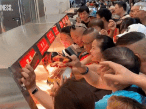 Khách chen lấn khiến siêu thị Costco 'thất thủ' ở Thượng Hải