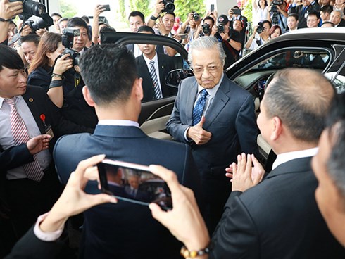 Thủ tướng Malaysia lái thử và hết lời khen ngợi xe VinFast