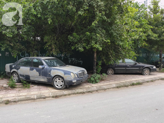 Cận cảnh nhiều xe sang hiệu Mercedes, BMW, Camry hết đát bị vứt bỏ trên vỉa hè Hà Nội-1