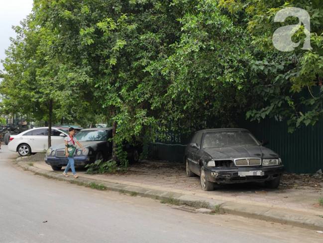 Cận cảnh nhiều xe sang hiệu Mercedes, BMW, Camry hết đát bị vứt bỏ trên vỉa hè Hà Nội-2