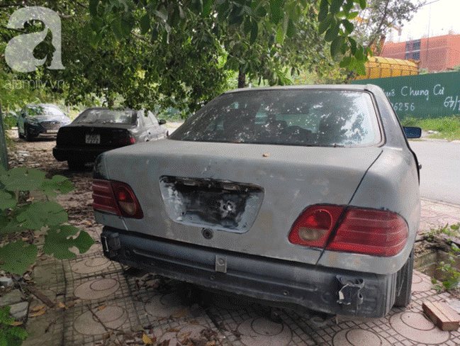 Cận cảnh nhiều xe sang hiệu Mercedes, BMW, Camry hết đát bị vứt bỏ trên vỉa hè Hà Nội-3