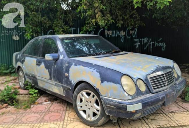 Cận cảnh nhiều xe sang hiệu Mercedes, BMW, Camry hết đát bị vứt bỏ trên vỉa hè Hà Nội-4