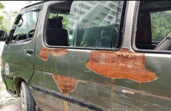 Cận cảnh nhiều xe sang hiệu Mercedes, BMW, Camry hết đát bị vứt bỏ trên vỉa hè Hà Nội-13