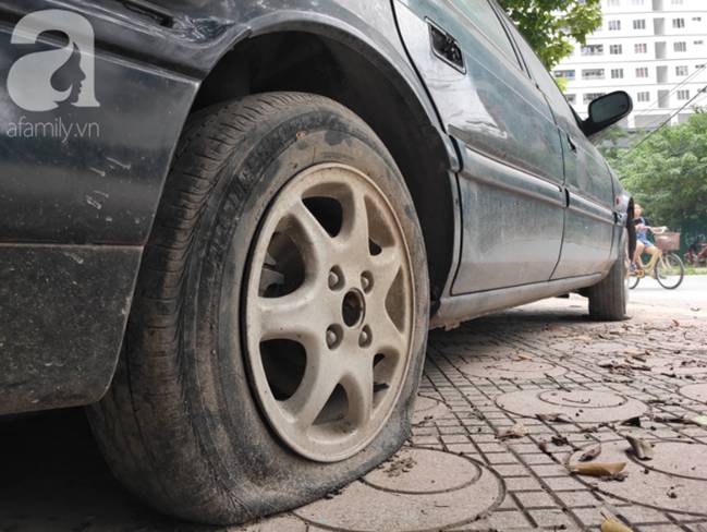 Cận cảnh nhiều xe sang hiệu Mercedes, BMW, Camry hết đát bị vứt bỏ trên vỉa hè Hà Nội-11