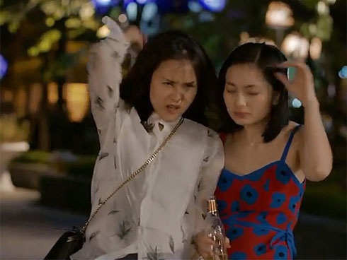 Hoa hồng trên ngực trái tập 7: Khuê vô tư ngã vào người Bảo trước mặt chồng khiến dân mạng hả hê sung sướng-11